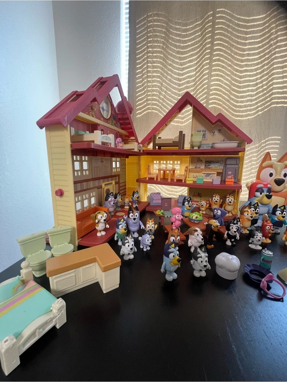 Bluey Playhouse & Figures Set - Pink and Yellow Playhouse with Vehicles